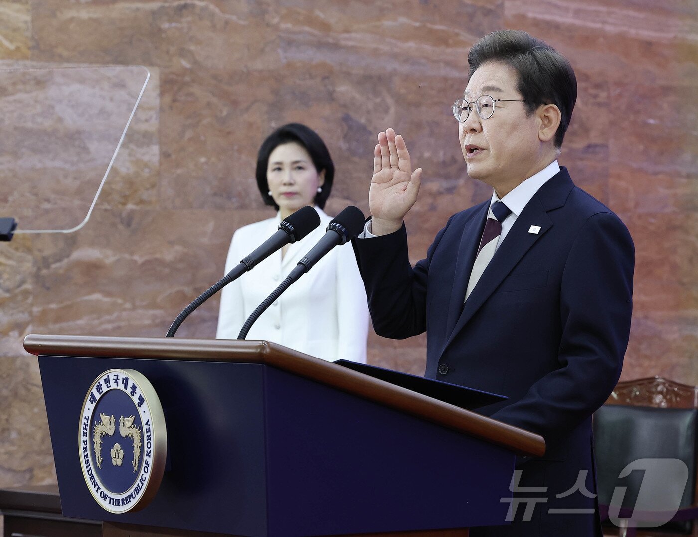 본문 이미지 - 이재명 대통령이 4일 오전 국회 본청 로텐더홀에서 열린 제21대 대통령 취임 선서 행사에서 선서를 하고 있다. 2025.6.4/뉴스1 ⓒ News1 국회사진기자단