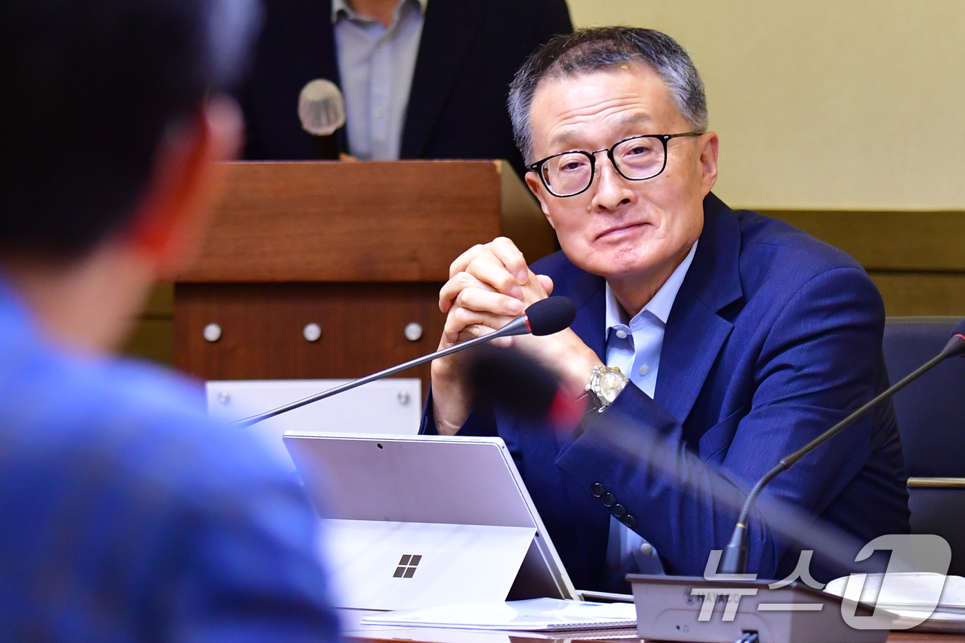 (포항=뉴스1) 최창호 기자 = 4일 경북 포항 시청 중회의실에서 열린 포항촉발지진 손해 배상 항소심 판결대응 전문가위원회에서 이진환 고려대 지구환경과학명예교수가 변호인단의 준비 …