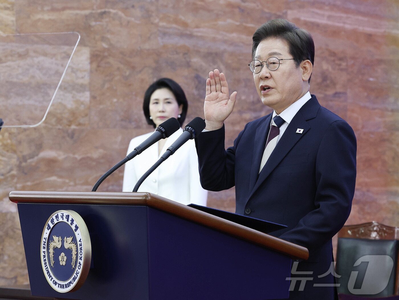 본문 이미지 - 이재명 대통령이 4일 오전 국회 본청 로텐더홀에서 열린 제21대 대통령 취임 선서 행사에서 선서를 하고 있다. 2025.6.4/뉴스1 ⓒ News1 국회사진기자단