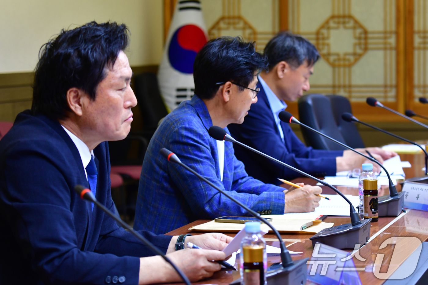 (포항=뉴스1) 최창호 기자 = 이강덕 경북 포항시장이 4일 시청 중회의실에서 열린 포항촉발지진 손해 배상 항소심 판결대응 전문가위원회에서 변호인단과 학자들로부터 대법원 상고 준비 …