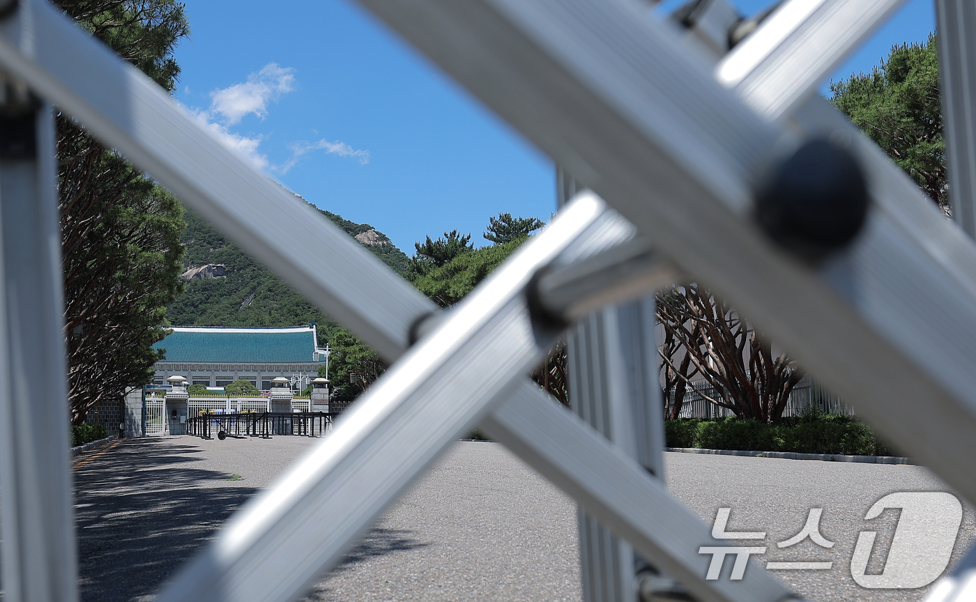 (서울=뉴스1) 박정호 기자 = 권력의 상징에서 ‘국민 품으로 돌아간 공간’으로 환영받았던 청와대가 다시 대통령 집무실로 변경될 예정인 가운데 4일 휴관으로 청와대의 문이 닫혀 있 …