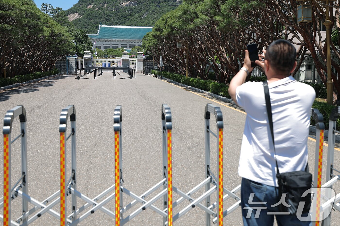 본문 이미지 - 권력의 상징에서 ‘국민 품으로 돌아간 공간’으로 환영받았던 청와대가 다시 대통령 집무실로 변경될 예정인 가운데 4일 휴관으로 문이 닫힌 청와대를 찾은 외국인 관광객이 기념 사진을 찍고 있다. 2025.6.4/뉴스1 ⓒ News1 박정호 기자