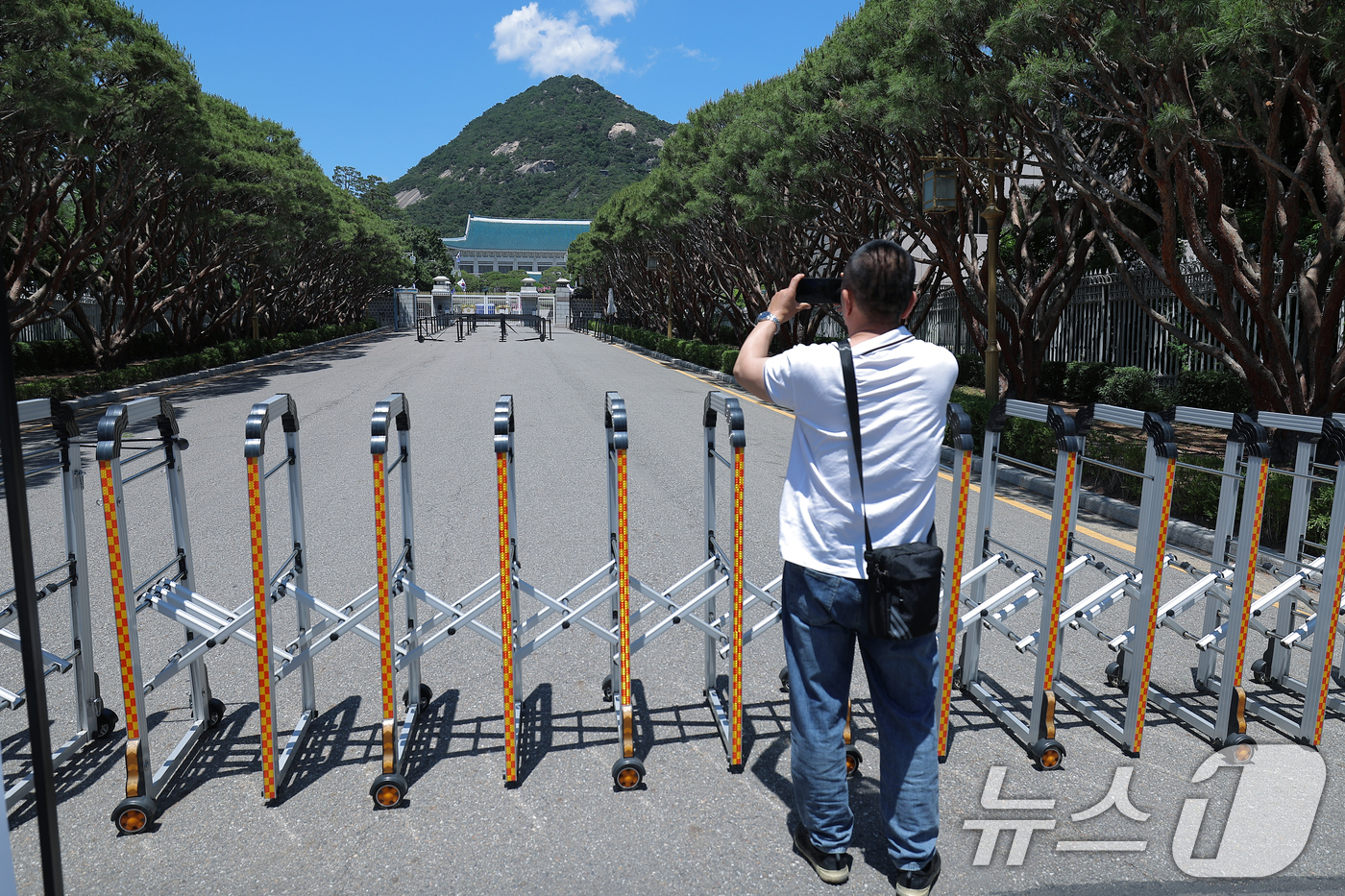 (서울=뉴스1) 박정호 기자 = 권력의 상징에서 ‘국민 품으로 돌아간 공간’으로 환영받았던 청와대가 다시 대통령 집무실로 변경될 예정인 가운데 4일 휴관으로 문이 닫힌 청와대를 찾 …