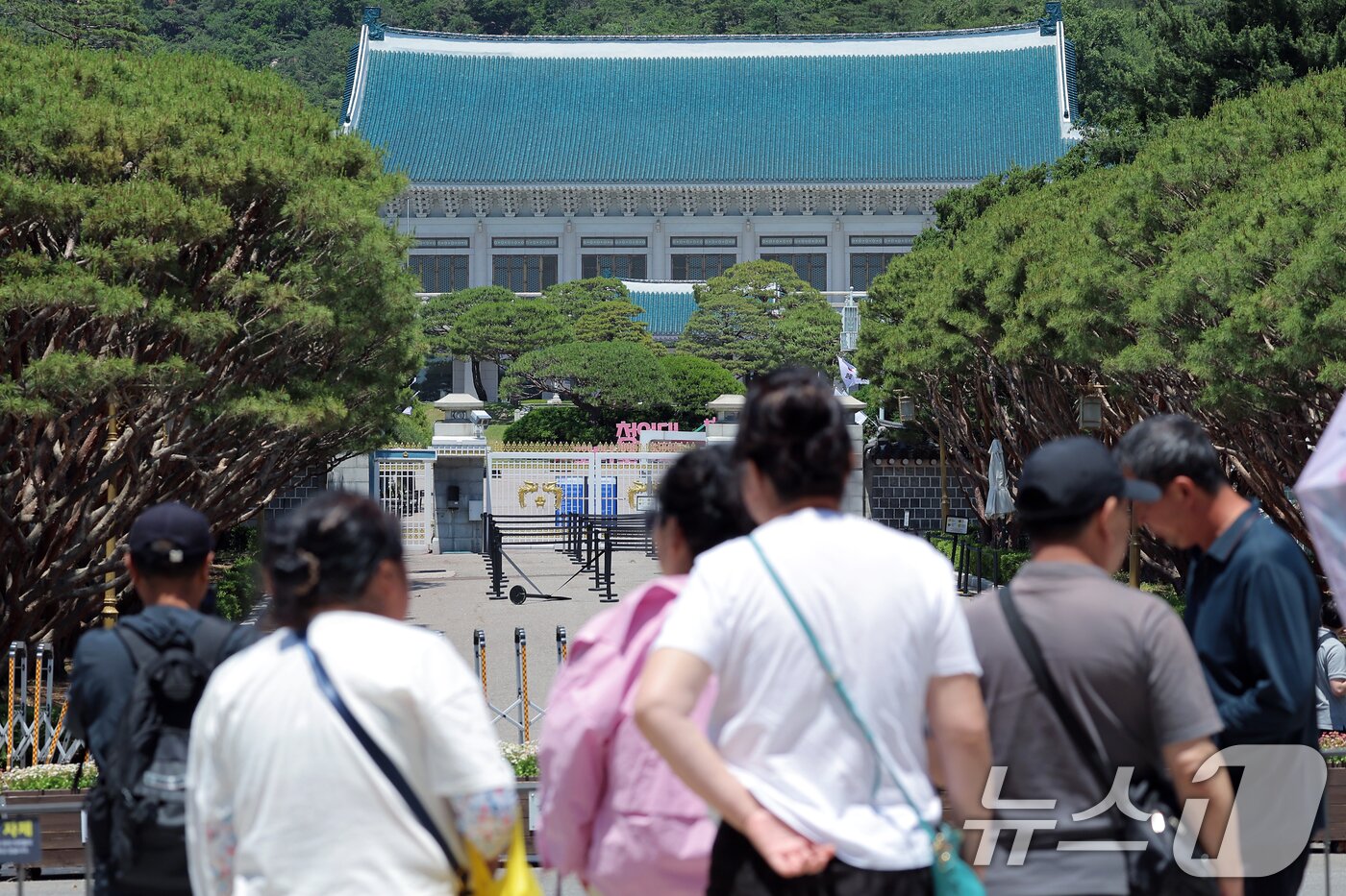 본문 이미지 - 권력의 상징에서 ‘국민 품으로 돌아간 공간’으로 환영받았던 청와대가 다시 대통령 집무실로 변경될 예정인 가운데 4일 휴관으로 문이 닫힌 청와대를 찾은 외국인 관광객들이 아쉬워 하고 있다.  2025.6.4/뉴스1 ⓒ News1 박정호 기자