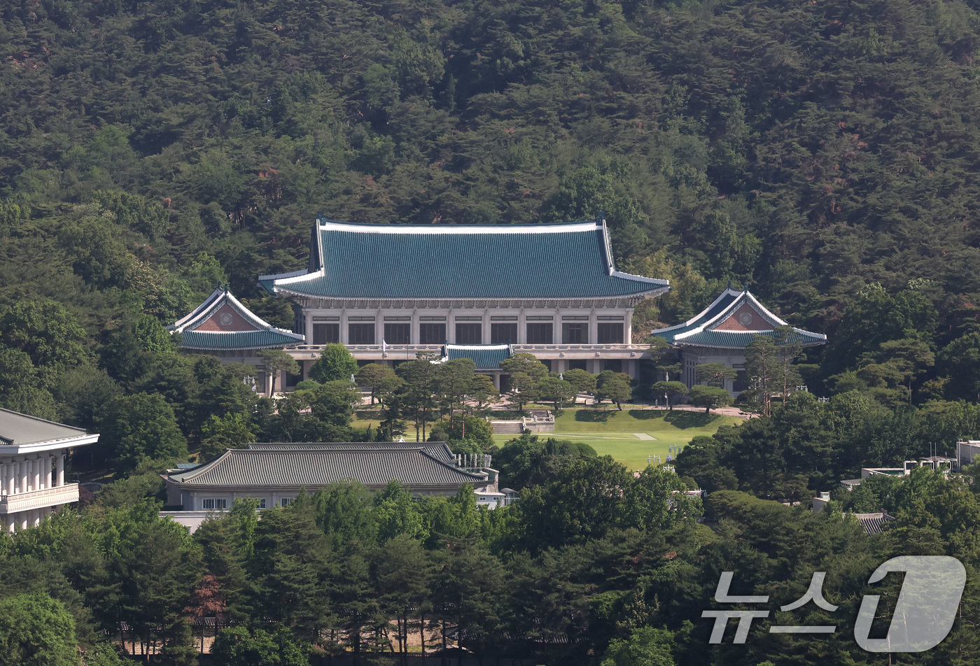 (서울=뉴스1) 임세영 기자 = 청와대가 다시 대통령 집무실로 변경될 예정인 가운데 이재명 제21대 대통령은 당분간 용산 대통령실을 집무실로 사용한다.이재명 대통령은 후보 시절 “ …