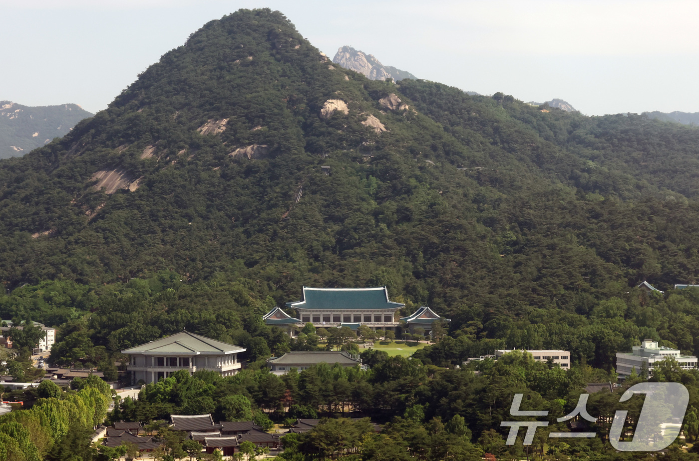 (서울=뉴스1) 임세영 기자 = 청와대가 다시 대통령 집무실로 변경될 예정인 가운데 이재명 제21대 대통령은 당분간 용산 대통령실을 집무실로 사용한다.이재명 대통령은 후보 시절 “ …