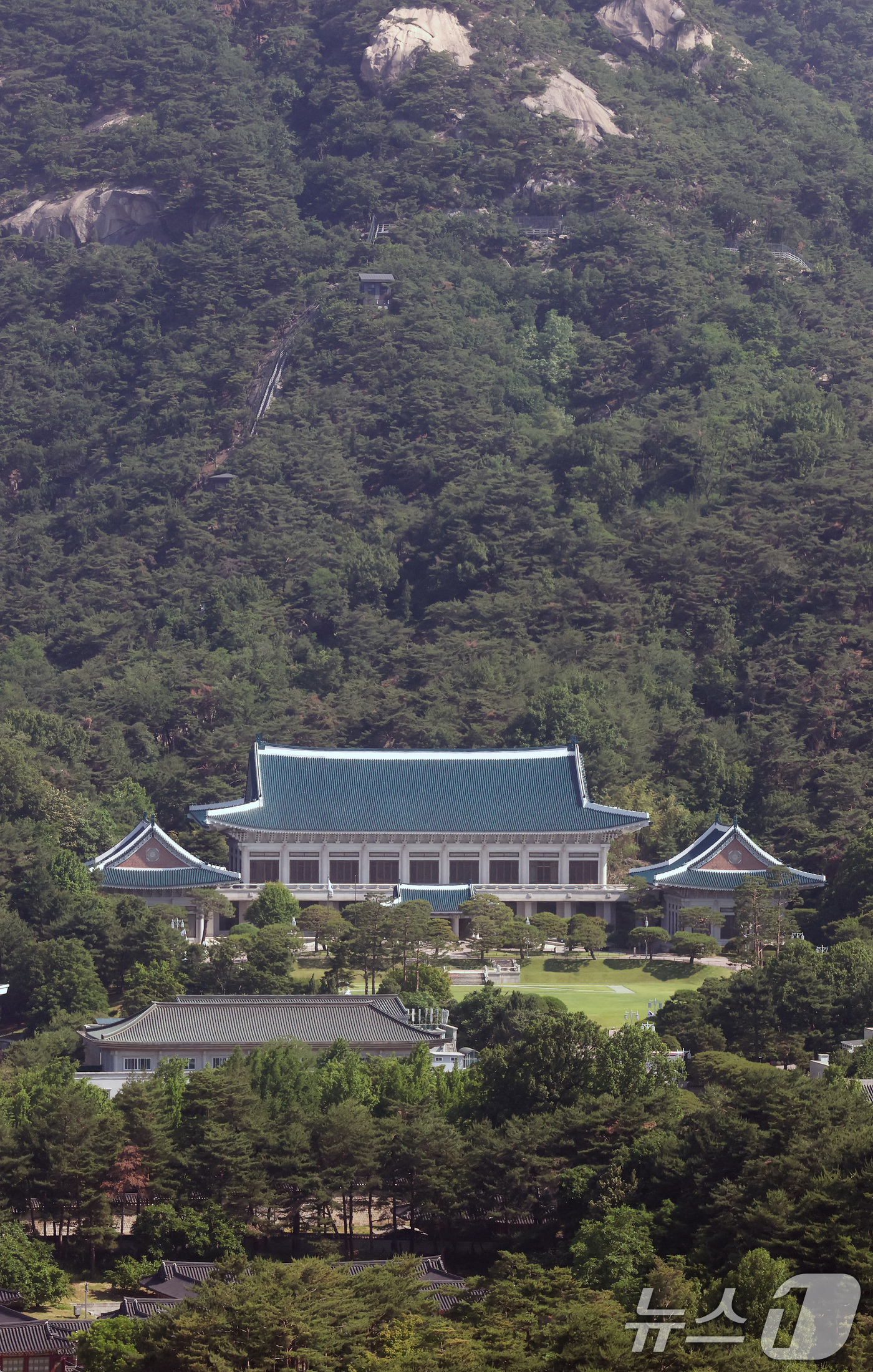 (서울=뉴스1) 임세영 기자 = 청와대가 다시 대통령 집무실로 변경될 예정인 가운데 이재명 제21대 대통령은 당분간 용산 대통령실을 집무실로 사용한다.이재명 대통령은 후보 시절 “ …