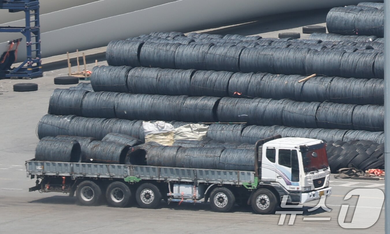 본문 이미지 - 트럼프 대통령은 3일&#40;현지시간&#41; 철강 및 알루미늄에 대한 관세를 25%에서 50%로 상향하는 포고문에 서명했다. 사진은 4일 경기 평택시 포승읍 평택항 수출 야적장에 철강 제품이 쌓여있는 모습. 2025.6.4/뉴스1 ⓒ News1 김영운 기자