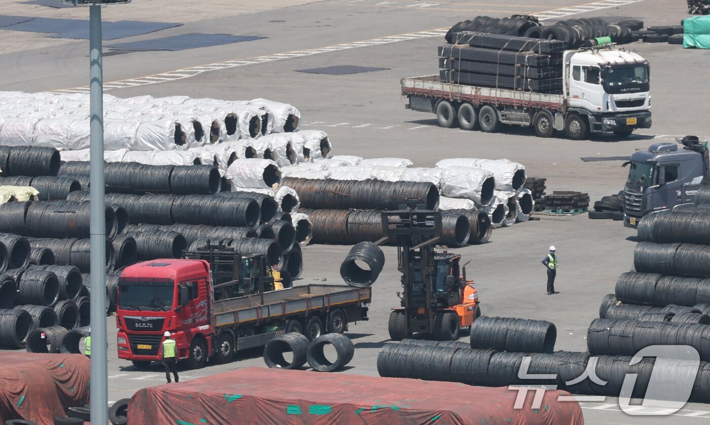 본문 이미지 - 경기 평택시 포승읍 평택항 수출 야적장에 철강 제품이 쌓여있는 모습. /뉴스1 ⓒ News1 김영운 기자