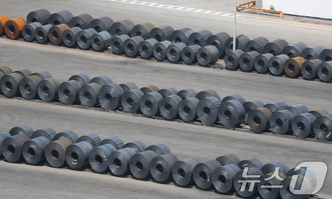 본문 이미지 - 평택항 수출 야적장에 철강 제품이 쌓여있는 모습&#40;자료사진&#41; 2025.6.4/뉴스1 ⓒ News1 김영운 기자