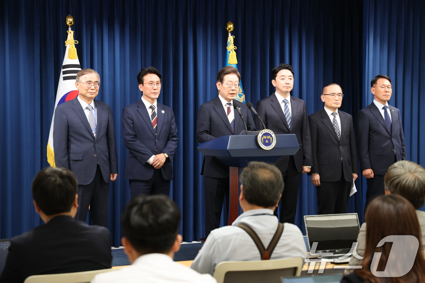 (서울=뉴스1) 허경 기자 = 이재명 대통령이 4일 서울 용산구 대통령실 청사 브리핑룸에서 국무총리와 국정원장, 대통령 비서실장 등 인선발표를 하고 있다.국무총리 후보자로는 김민석 …