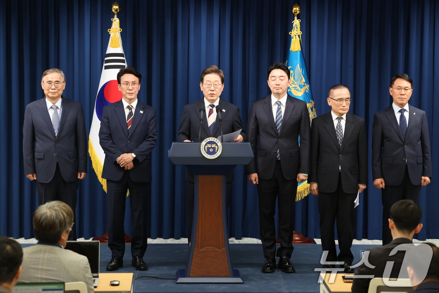 (서울=뉴스1) 허경 기자 = 이재명 대통령이 4일 서울 용산구 대통령실 청사 브리핑룸에서 국무총리와 국정원장, 대통령 비서실장 등 인선발표를 하고 있다.국무총리 후보자로는 김민석 …