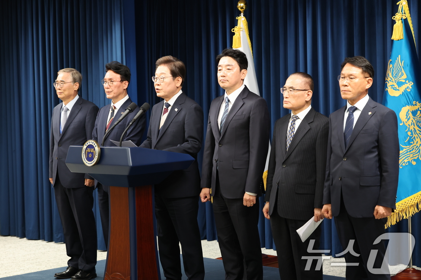 (서울=뉴스1) 허경 기자 = 이재명 대통령이 4일 서울 용산구 대통령실 청사 브리핑룸에서 국무총리와 국정원장, 대통령 비서실장 등 인선발표를 하고 있다.국무총리 후보자로는 김민석 …