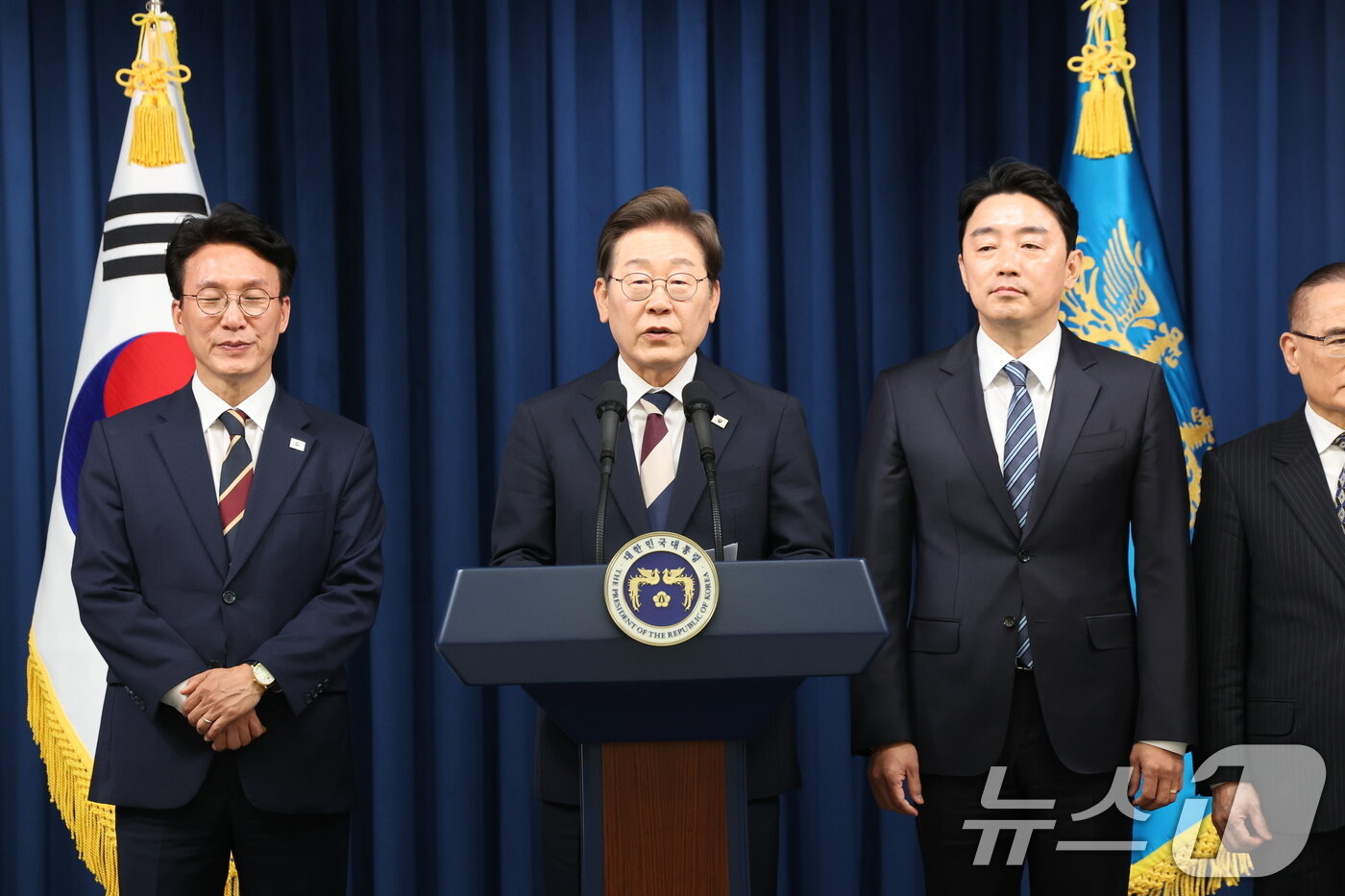 본문 이미지 - 이재명 대통령이 4일 서울 용산구 대통령실 청사 브리핑룸에서 국무총리와 국정원장, 대통령 비서실장 등 인선발표를 하고 있다. 2025.6.4/뉴스1 ⓒ News1 허경 기자