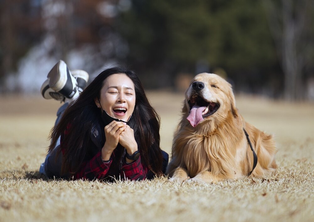 본문 이미지 - 금빛동행 전시 사진 작품 중 하나. 문정희 배우와 마누가 같은 표정으로 활짝 웃고 있다&#40;에이스팩토리 제공&#41; ⓒ 뉴스1