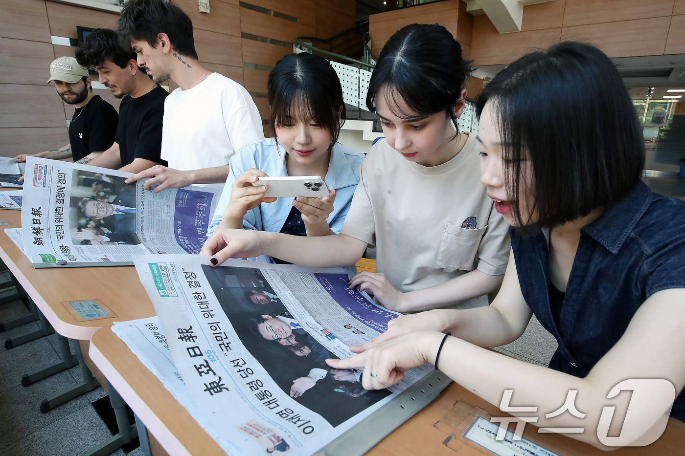 (대구=뉴스1) 공정식 기자 = 4일 대구 남구 영남이공대 도서관 신문 열람대에서 학생들이 이날 발행된 조간신문을 통해 이재명 대통령 당선 기사를 읽고 있다. 2025.6.4/뉴스 …