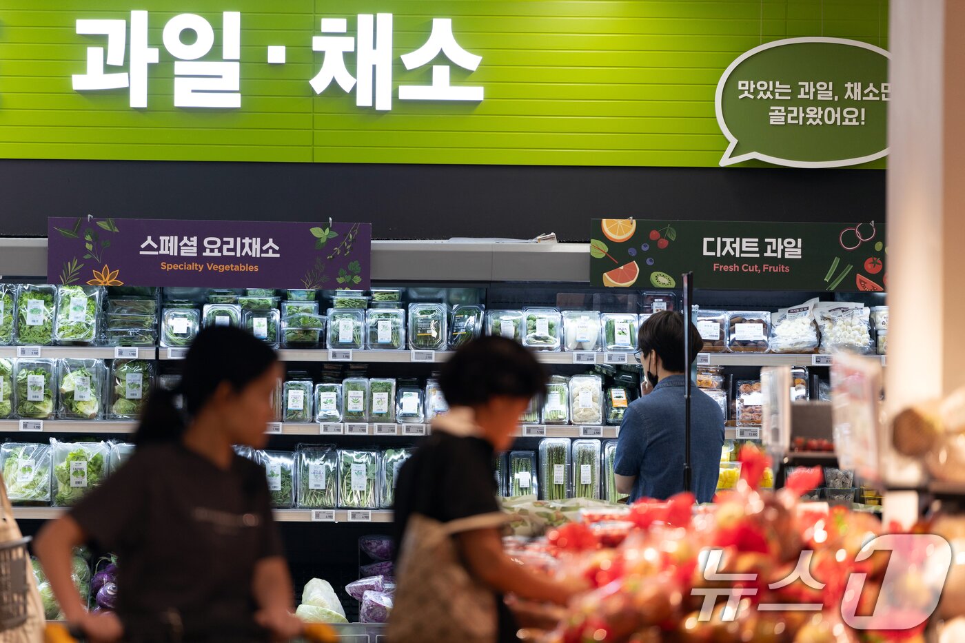 본문 이미지 -  4일 서울 시내의 한 대형 마트를 찾은 시민들이 장을 보고 있다. 2025.6.4/뉴스1 ⓒ News1 이승배 기자