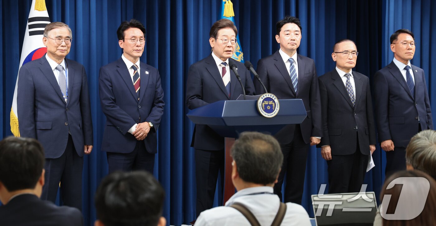 본문 이미지 - 이재명 대통령이 4일 서울 용산구 대통령실 청사 브리핑룸에서 국무총리와 국정원장, 대통령 비서실장 등 인선발표를 하고 있다. 2025.6.4/뉴스1 ⓒ News1 허경 기자