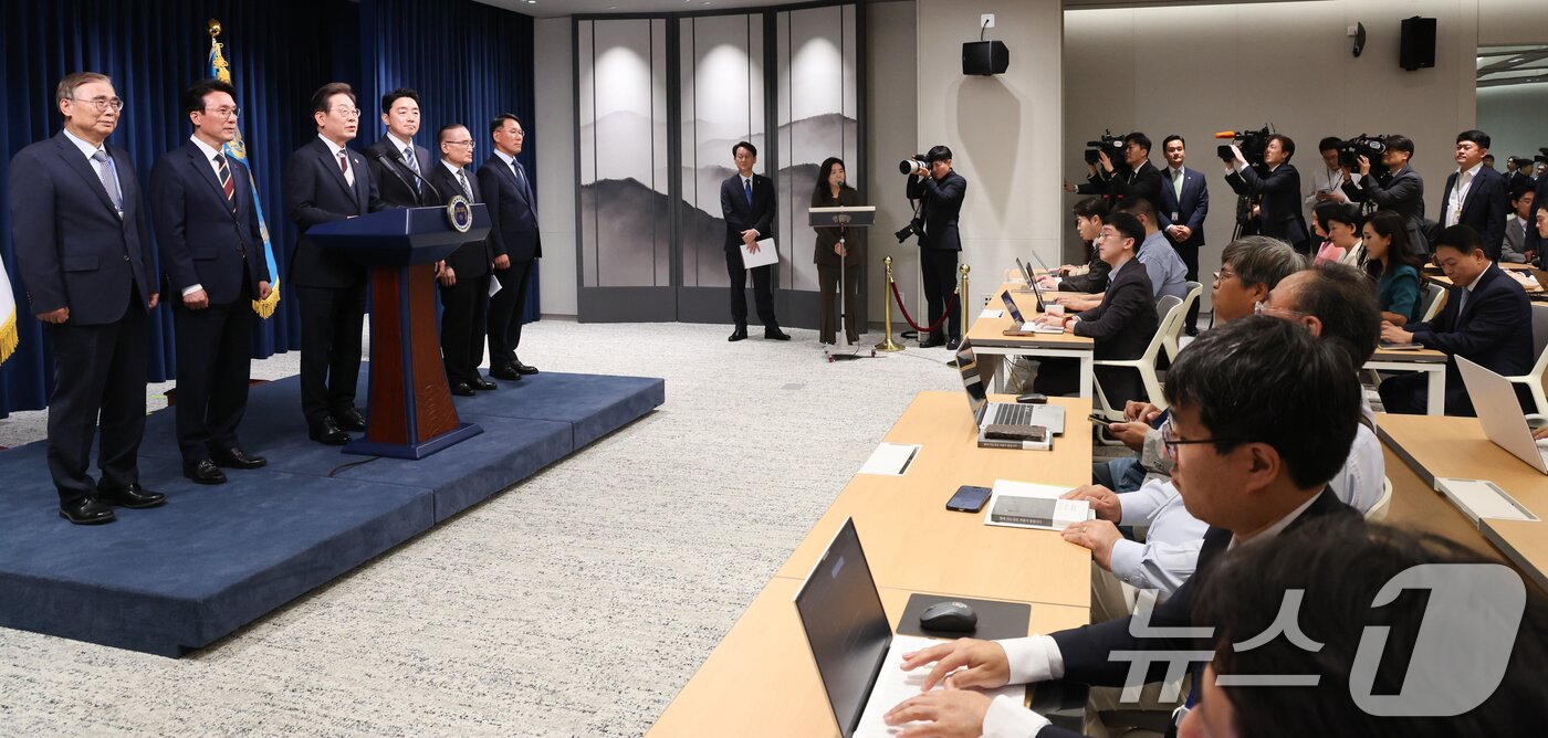 본문 이미지 - 이재명 대통령이 4일 서울 용산구 대통령실 청사 브리핑룸에서 국무총리와 국정원장, 대통령 비서실장 등 인선발표를 하고 있다. 2025.6.4/뉴스1 ⓒ News1 허경 기자