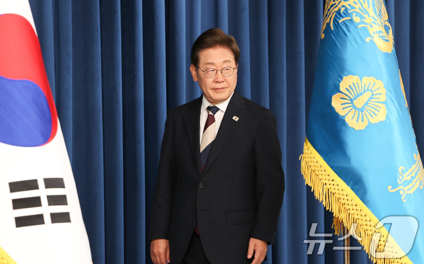 본문 이미지 - 이재명 대통령이 4일 서울 용산구 대통령실 청사 브리핑룸에서 국무총리와 국정원장, 대통령 비서실장 등 인선발표를 하기 위해 입장하고 있다. 2025.6.4/뉴스1 ⓒ News1 허경 기자