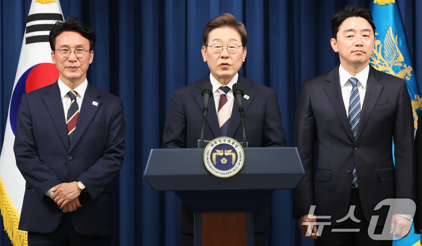 본문 이미지 - 이재명 대통령이 4일 서울 용산구 대통령실 청사 브리핑룸에서 국무총리와 국정원장, 대통령 비서실장 등 인선발표를 하고 있다.  2025.6.4/뉴스1 ⓒ News1 허경 기자