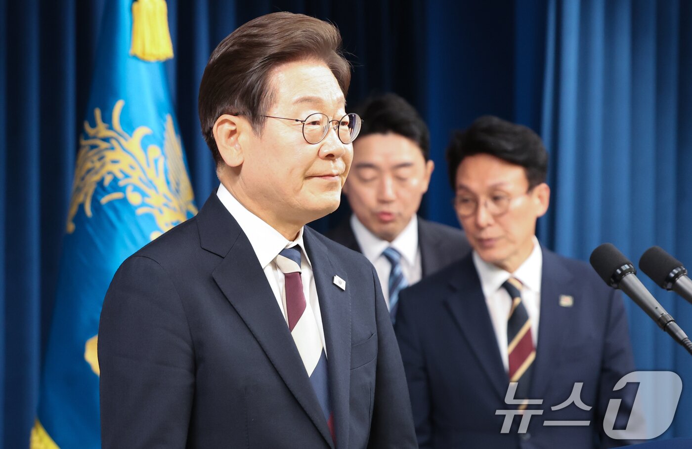 본문 이미지 - 이재명 대통령이 4일 서울 용산구 대통령실 청사 브리핑룸에서 국무총리와 국정원장, 대통령 비서실장 등 인선발표를 하기 위해 입장하고./뉴스1 ⓒ News1 허경 기자