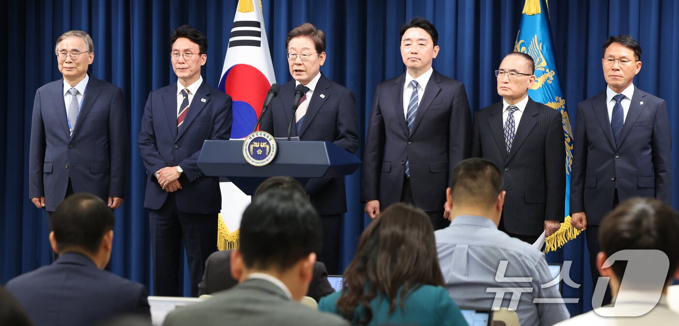 본문 이미지 - 이재명 대통령이 4일 서울 용산구 대통령실 청사 브리핑룸에서 국무총리와 국정원장, 대통령 비서실장 등 인선발표를 하고 있다.  2025.6.4/뉴스1 ⓒ News1 허경 기자