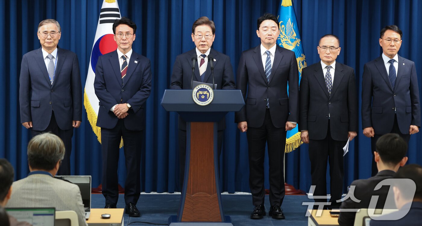 본문 이미지 - 이재명 대통령이 4일 서울 용산구 대통령실 청사 브리핑룸에서 국무총리와 국정원장, 대통령 비서실장 등 인선발표를 하고 있다. 국무총리 후보자로는 김민석 국회의원, 국정원장 후보자로는 이종석 전 통일부장관이 지명됐다. 대통령 비서실장으로는 강훈식 국회의원, 안보실장에는 위성락 국회의원이 임명됐고, 경호처장은 황인권 전 육군 대장, 대변인은 강유정 국회의원이 임명됐다. 2025.6.4/뉴스1 ⓒ News1 허경 기자