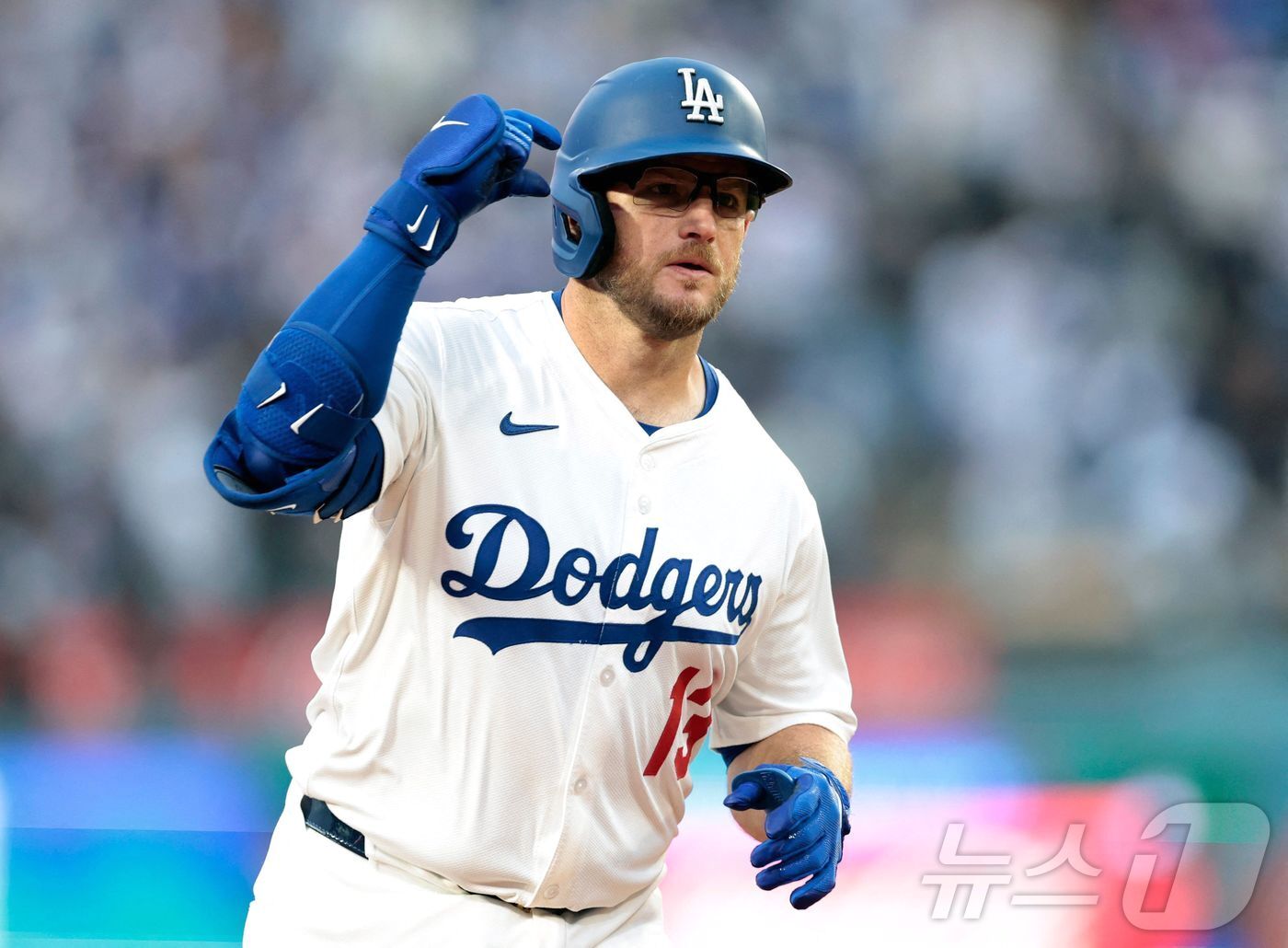 본문 이미지 - LA 다저스 맥스 먼시는 4일(한국시간) 열린 2025 메이저리그 뉴욕 메츠전에서 홈런 두 방을 터뜨려 팀 승리를 이끌었다. ⓒ AFP=뉴스1