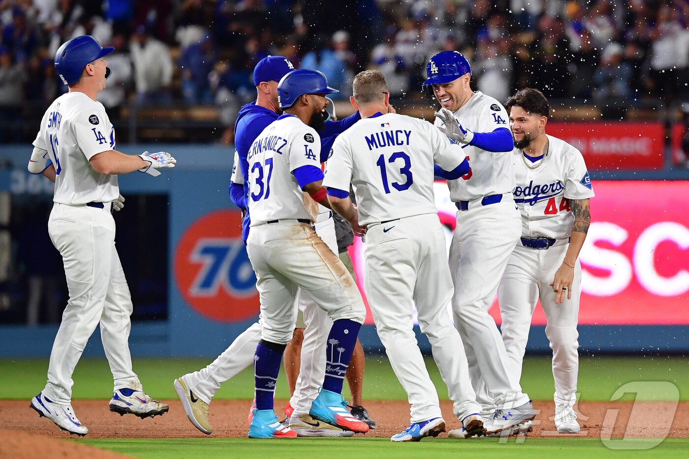 본문 이미지 - LA 다저스는 4일(한국시간) 열린 2025 메이저리그 뉴욕 메츠와 홈 경기에서 연장 10회까지 치른 끝에 6-5로 역전승했다. ⓒ 로이터=뉴스1
