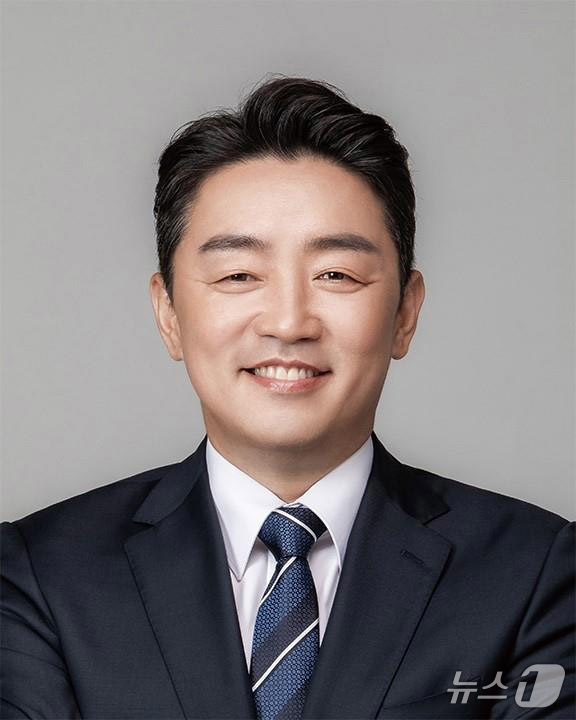 (서울=뉴스1) 박지혜 기자 = 이재명 대통령이 4일 국정을 함께 운영할 내각·대통령실 인사를 직접 발표했다. 이날 이 대통령은 강훈식 국회의원을 대통령 비서실장으로 임명했다. ( …