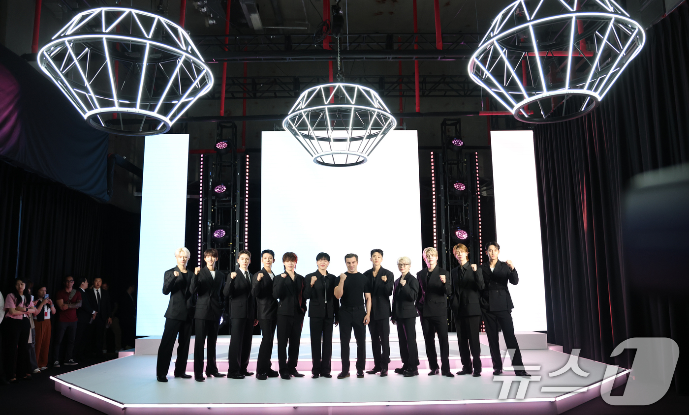 (서울=뉴스1) 권현진 기자 = 브라이언 체스키 에어비앤비 공동창업자 겸 CEO(왼쪽 일곱번째)와 그룹 세븐틴이 4일 오후 서울 용산구 한화손해보험 한남사옥에서 열린 에어비앤비 포 …