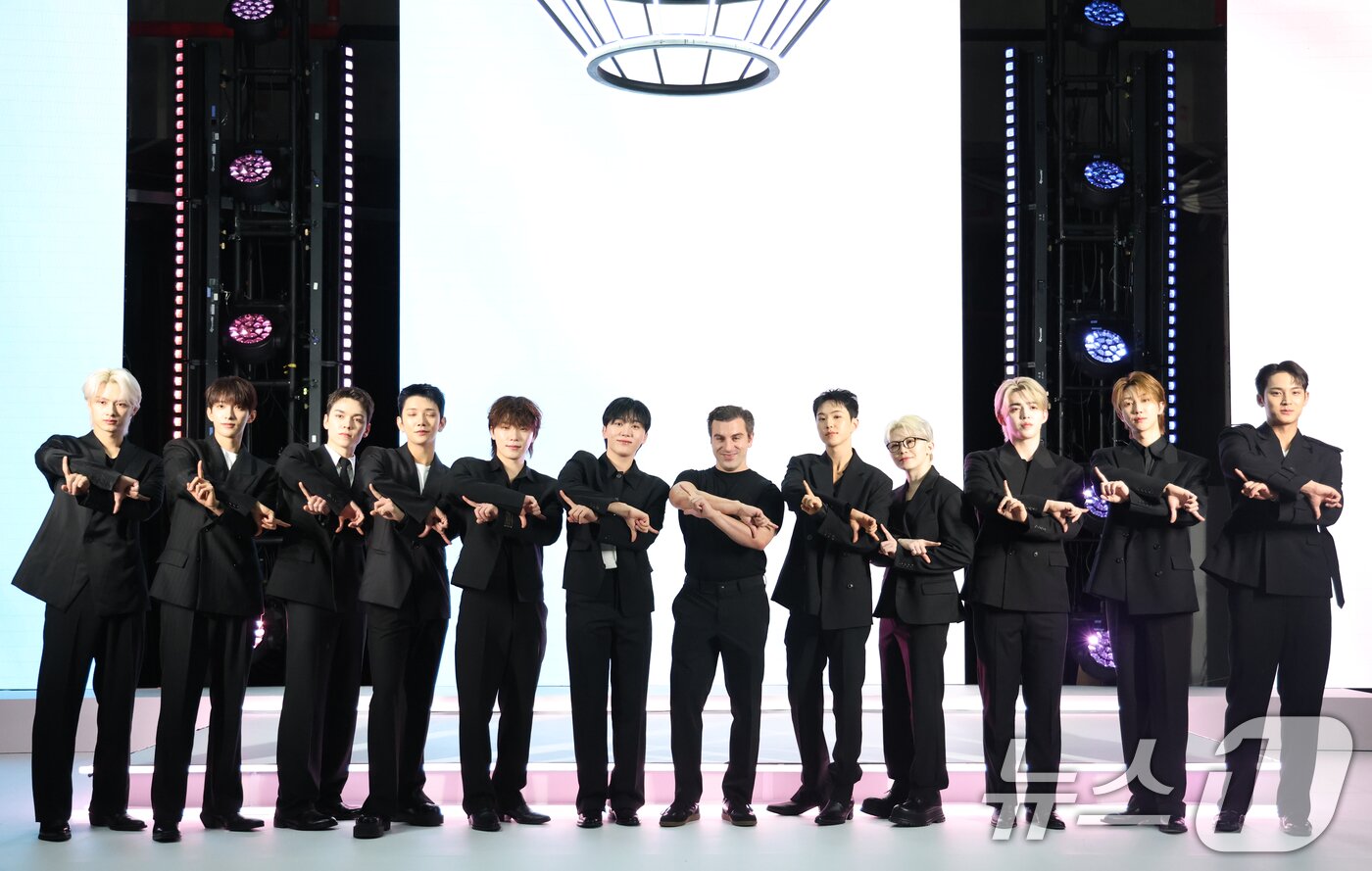 본문 이미지 - 브라이언 체스키 에어비앤비 공동창업자 겸 CEO&#40;왼쪽 일곱번째&#41;와 그룹 세븐틴이 4일 오후 서울 용산구 한화손해보험 한남사옥에서 열린 에어비앤비 포토행사에 참석해 포즈를 취하고 있다. 2025.6.4/뉴스1 ⓒ News1 권현진 기자