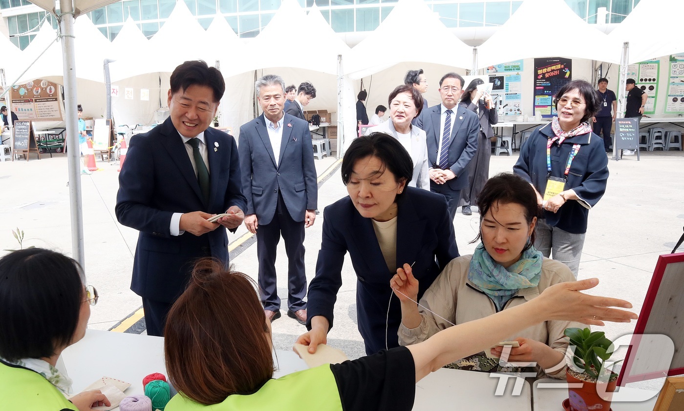 (제주=뉴스1) 고동명 기자 = 4일 오후 오영훈 제주도지사가 서귀포시 제주국제컨벤션센터 야외광장에서 세계환경의 날을 맞아 열린 '2025 환경 한마당 축제장'을 둘러보고 있다.2 …