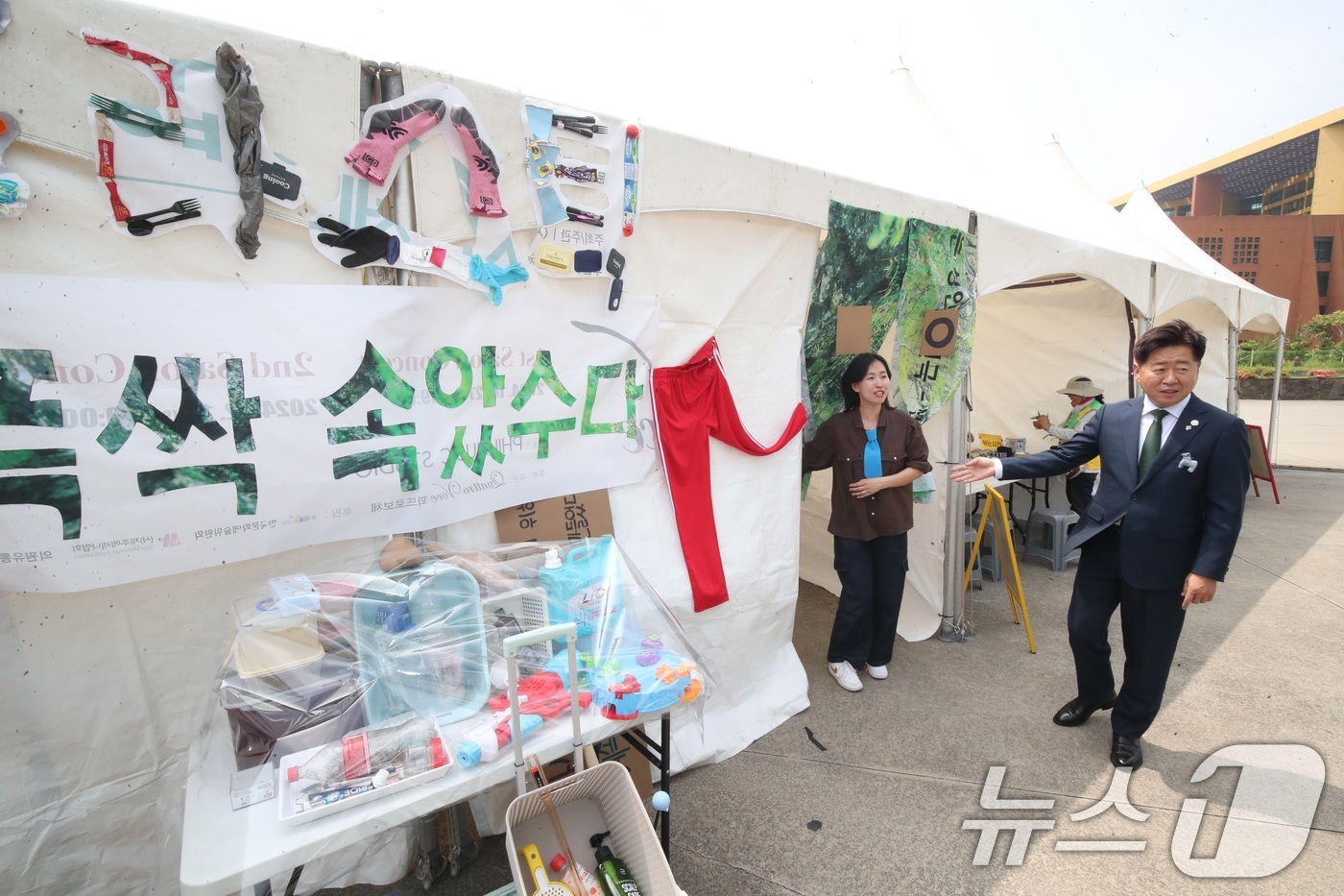 (제주=뉴스1) 고동명 기자 = 4일 오후 오영훈 제주도지사가 서귀포시 제주국제컨벤션센터 야외광장에서 세계환경의 날을 맞아 열린 '2025 환경 한마당 축제장'을 둘러보고 있다.2 …