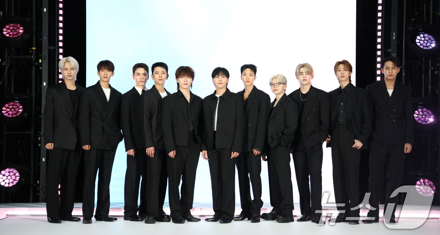 (서울=뉴스1) 권현진 기자 = 그룹 세븐틴의 준(왼쪽부터)과 도겸, 버논, 조슈아, 디노, 승관, 호시, 우지, 에스쿱스, 디에잇, 민규가 4일 오후 서울 용산구 한화손해보험 한 …