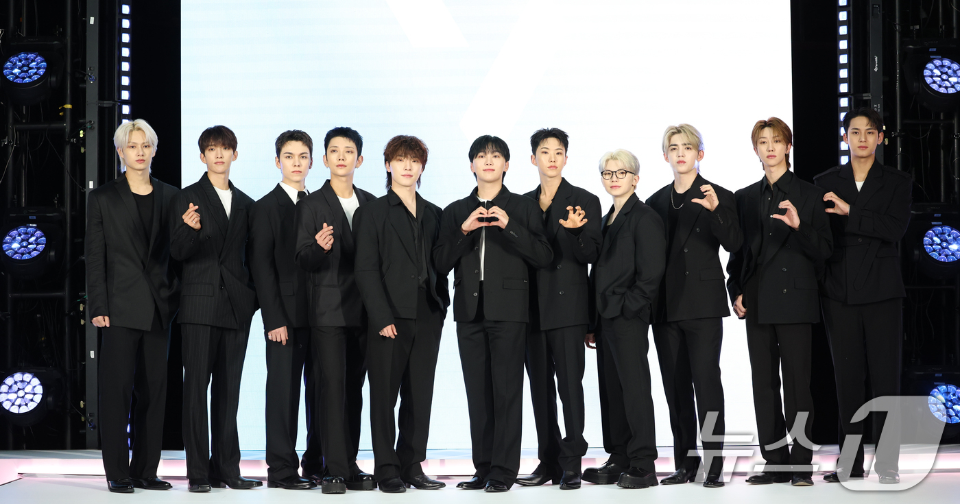 (서울=뉴스1) 권현진 기자 = 그룹 세븐틴의 준(왼쪽부터)과 도겸, 버논, 조슈아, 디노, 승관, 호시, 우지, 에스쿱스, 디에잇, 민규가 4일 오후 서울 용산구 한화손해보험 한 …