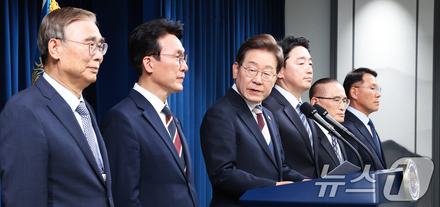 본문 이미지 - 이재명 대통령이 4일 서울 용산구 대통령실 청사 브리핑룸에서 김민석 국무총리 후보자를 소개하고 있다. 이날 국무총리 후보자로는 김민석 국회의원, 국정원장 후보자로는 이종석 전 통일부장관이 지명됐다. 대통령 비서실장으로는 강훈식 국회의원, 안보실장에는 위성락 국회의원이 임명됐고, 경호처장은 황인권 전 육군 대장, 대변인은 강유정 국회의원이 임명됐다. 2025.6.4/뉴스1 ⓒ News1 허경 기자