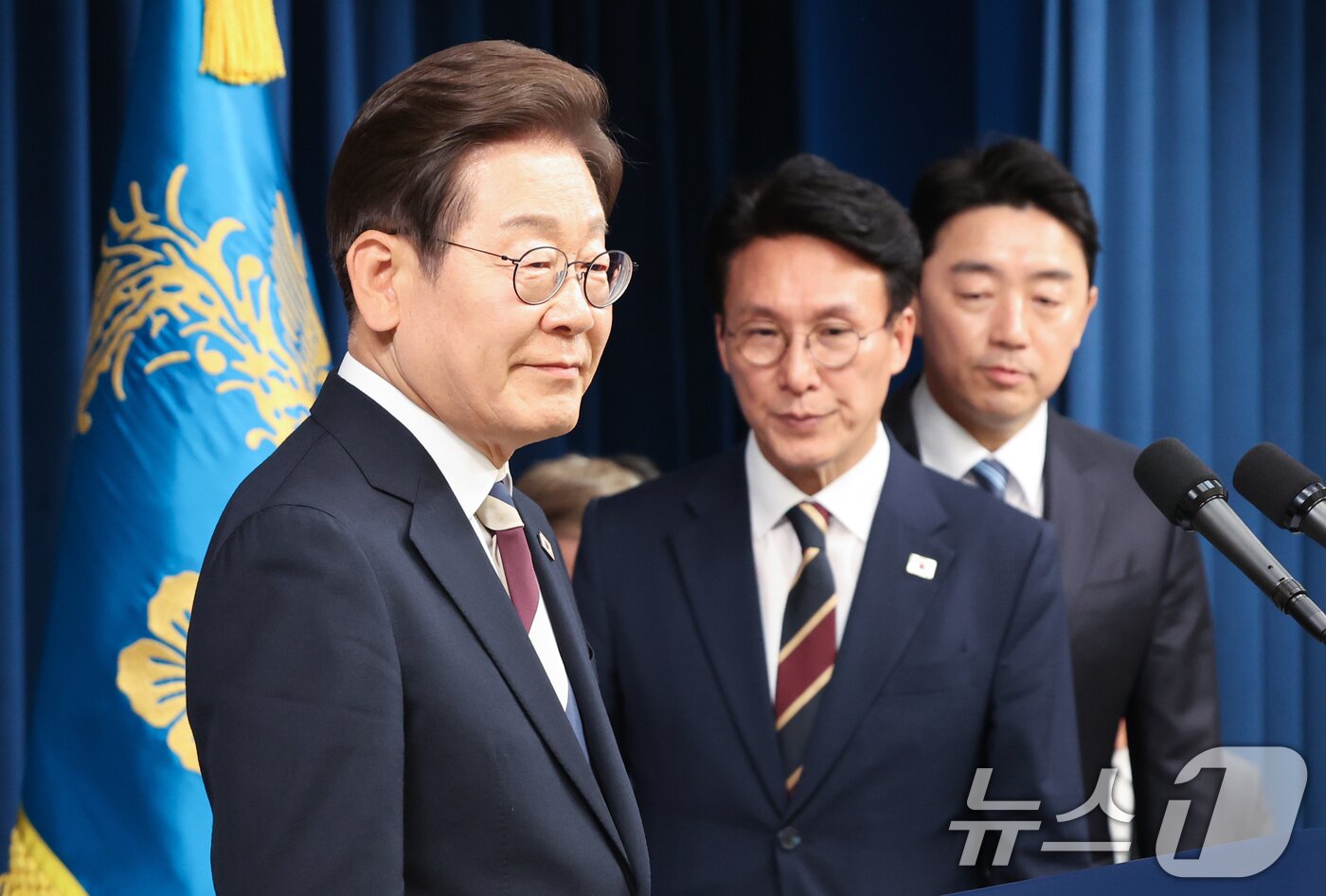 본문 이미지 - 이재명 대통령이 4일 서울 용산구 대통령실 청사 브리핑룸에서 국무총리와 국정원장, 대통령 비서실장 등 인선발표를 하기 위해 입장하고 있다. 국무총리 후보자로는 김민석 국회의원, 국정원장 후보자로는 이종석 전 통일부장관이 지명됐다. 대통령 비서실장으로는 강훈식 국회의원, 안보실장에는 위성락 국회의원이 임명됐고, 경호처장은 황인권 전 육군 대장, 대변인은 강유정 국회의원이 임명됐다. 2025.6.4/뉴스1 ⓒ News1 허경 기자