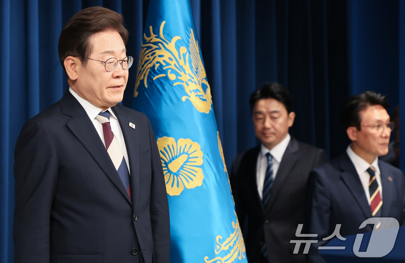 (서울=뉴스1) 허경 기자 = 이재명 대통령이 4일 서울 용산구 대통령실 청사 브리핑룸에서 국무총리와 국정원장, 대통령 비서실장 등 인선발표를 하기 위해 입장하고 있다. 국무총리 …