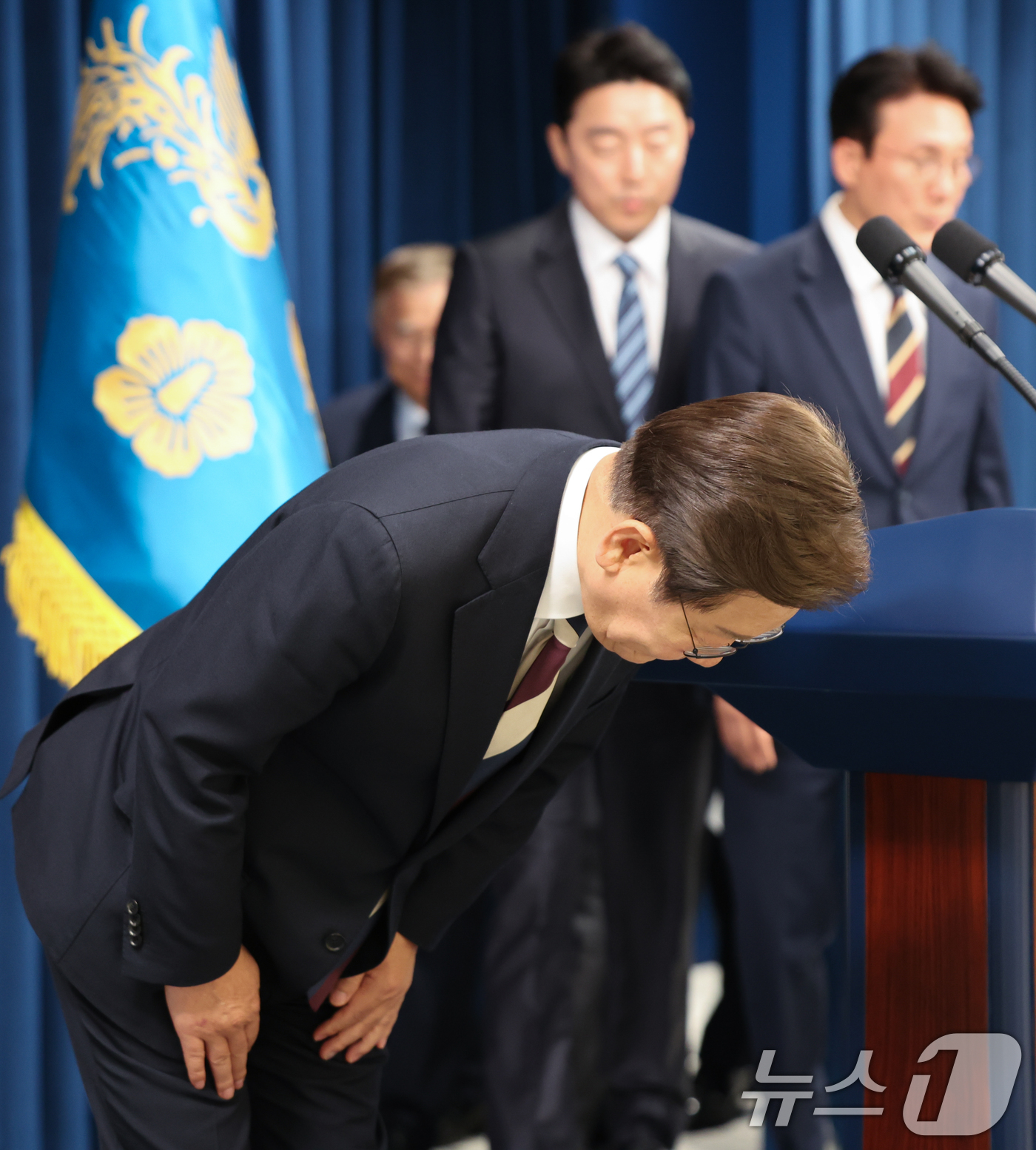 (서울=뉴스1) 허경 기자 = 이재명 대통령이 4일 서울 용산구 대통령실 청사 브리핑룸에서 국무총리와 국정원장, 대통령 비서실장 등 인선발표를 하기 앞서 고개 숙여 인사하고 있다. …