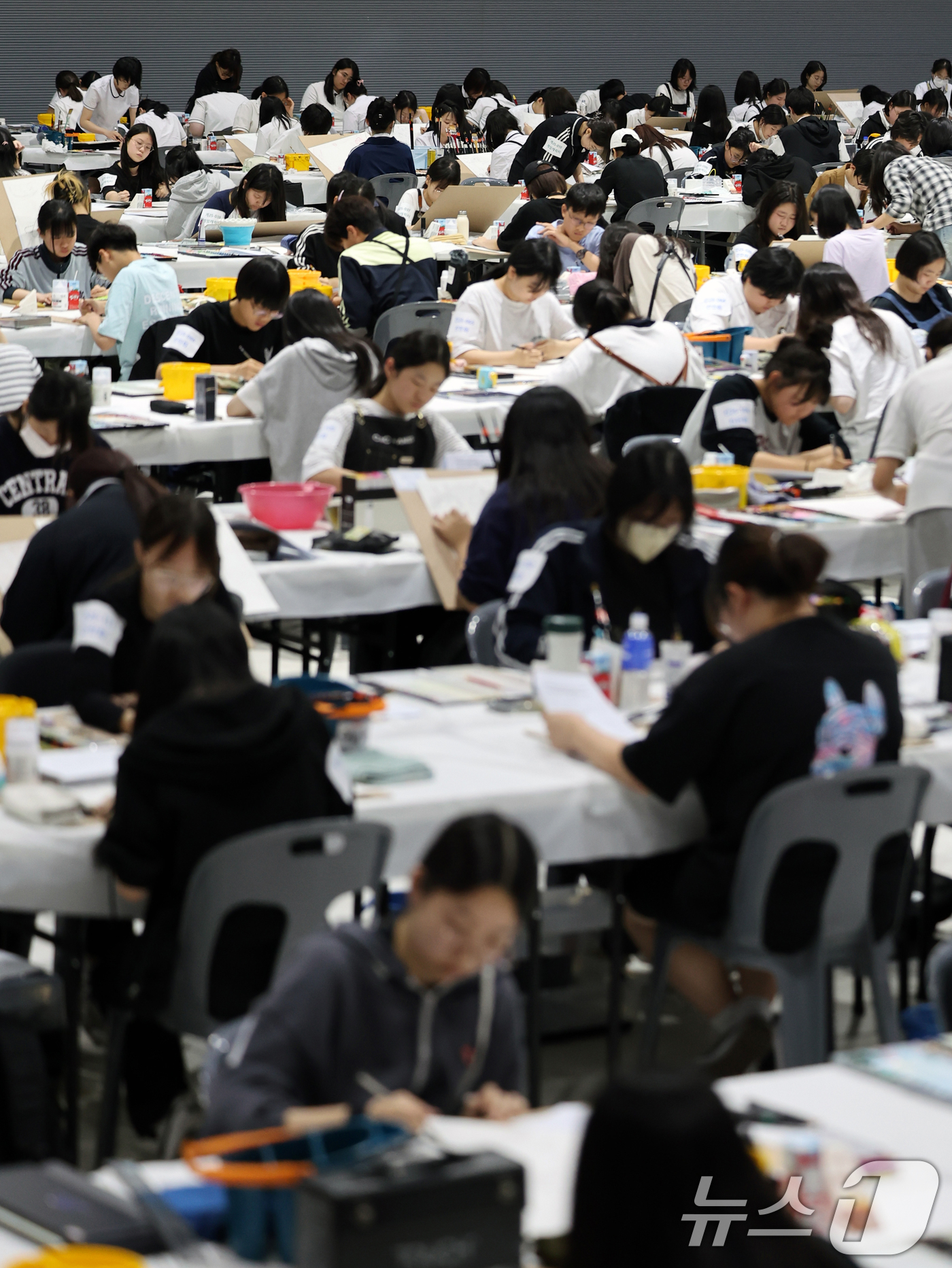 (서울=뉴스1) 황기선 기자 = 4일 오후 서울 강남구 세택(SETEC)에서 열린 '제3회 서울웹툰애니메이션고등학교(SWAS) 웹툰애니 실기대전'에서 학생들이 그림을 그리고 있다. …