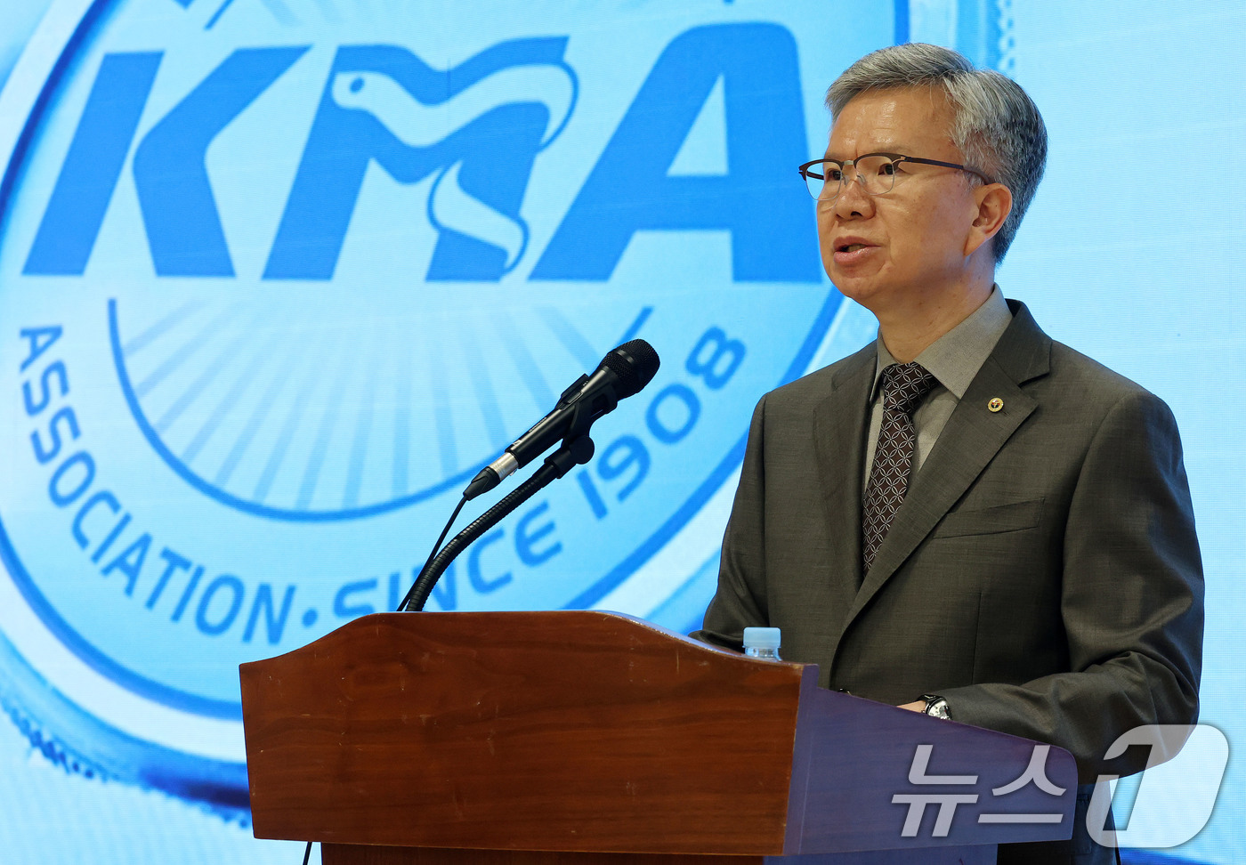 (서울=뉴스1) 박세연 기자 = 김택우 대한의사협회 회장이 4일 오후 서울 용산구 대한의사협회회관에서 ‘새 대통령에게 바랍니다’ 기자회견을 하고 있다. 2025.6.4/뉴스1