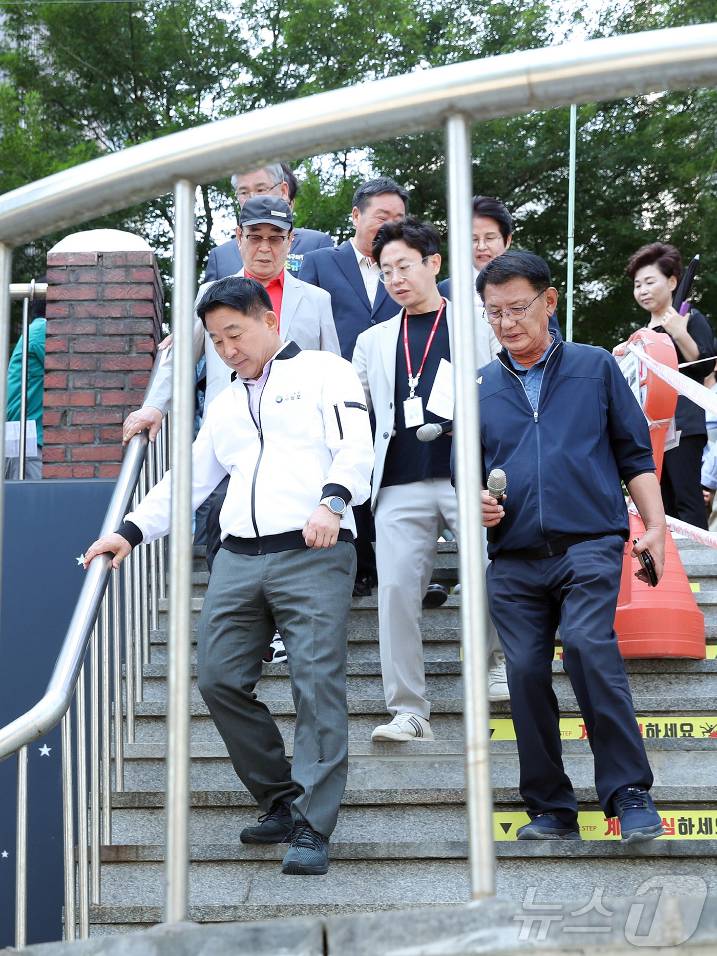 (대전=뉴스1) 이동원 기자 = 서철모 대전 서구청장이 이상기후 등 우기 대비 및 통행로 붕괴 위험 사전 차단을 위해 4일 대전 서구 가수원동 은아아파트 일원을 방문, 인접한 공용 …