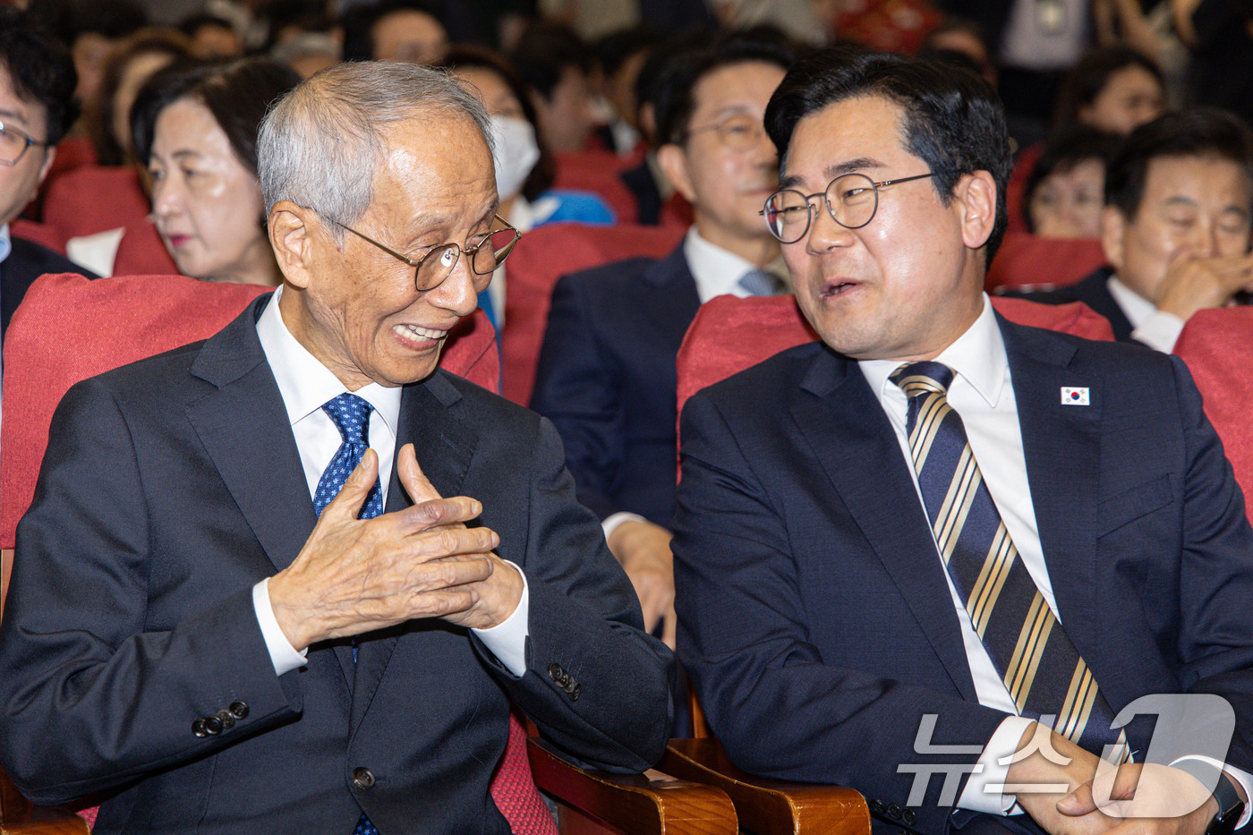 (서울=뉴스1) 이재명 기자 = 윤여준·박찬대 더불어민주당 상임 총괄선대본부장이 4일 오후 서울 여의도 국회 의원회관에서 열린 제21대 대통령선거 선거대책위원회 해단식에서 대화를 …