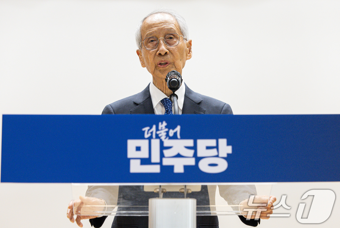 (서울=뉴스1) 이재명 기자 = 윤여준 더불어민주당 상임 총괄선대본부장이 4일 오후 서울 여의도 국회 의원회관에서 열린 제21대 대통령선거 선거대책위원회 해단식에서 발언을 하고 있 …