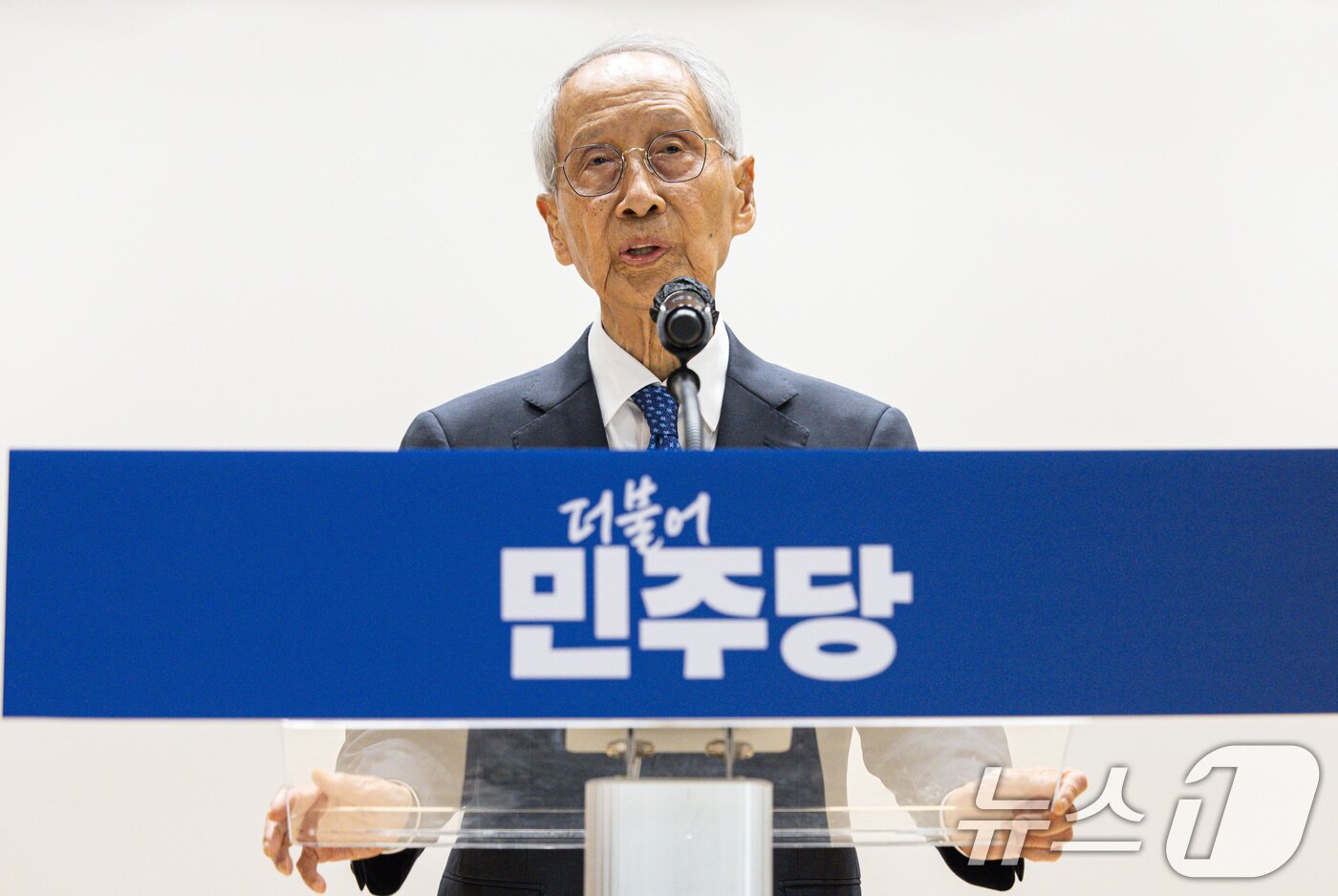 본문 이미지 - 윤여준 더불어민주당 상임 총괄선대본부장이 4일 오후 서울 여의도 국회 의원회관에서 열린 제21대 대통령선거 선거대책위원회 해단식에서 발언을 하고 있다. 2025.6.4/뉴스1 ⓒ News1 이재명 기자