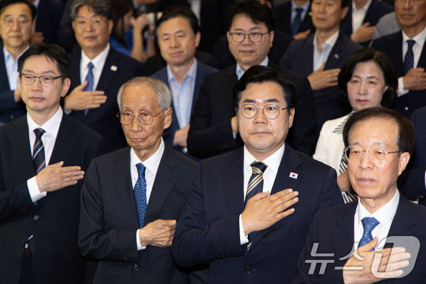 (서울=뉴스1) 이재명 기자 = 박찬대·윤여준 더불어민주당 상임 총괄선대본부장이 4일 오후 서울 여의도 국회 의원회관에서 열린 제21대 대통령선거 선거대책위원회 해단식에서 국민의례 …