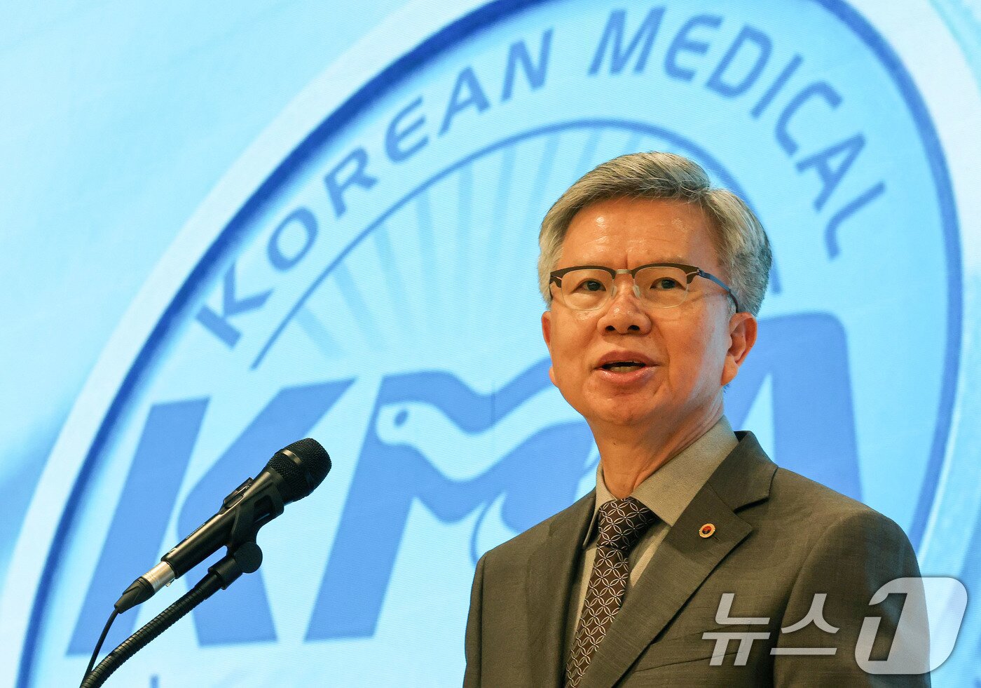 본문 이미지 - 김택우 대한의사협회 회장이 4일 오후 서울 용산구 대한의사협회회관에서 ‘새 대통령에게 바랍니다’ 기자회견을 하고 있다. 2025.6.4/뉴스1 ⓒ News1 박세연 기자