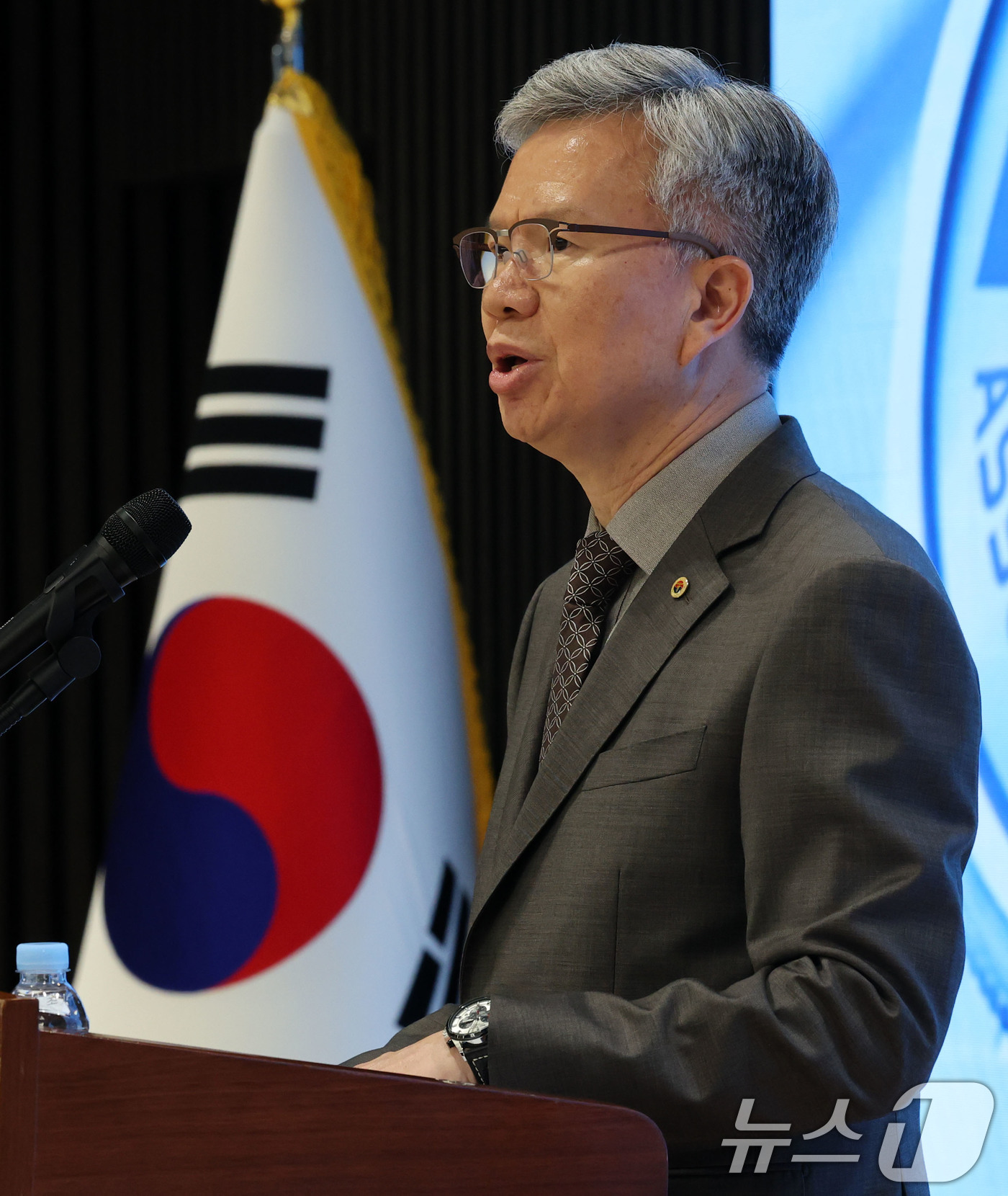(서울=뉴스1) 박세연 기자 = 김택우 대한의사협회 회장이 4일 오후 서울 용산구 대한의사협회회관에서 ‘새 대통령에게 바랍니다’ 기자회견을 하고 있다. 2025.6.4/뉴스1
